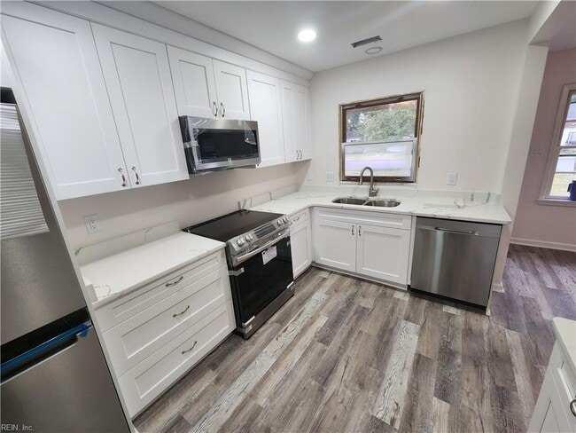 Building Photo - 318 Woodview Ave