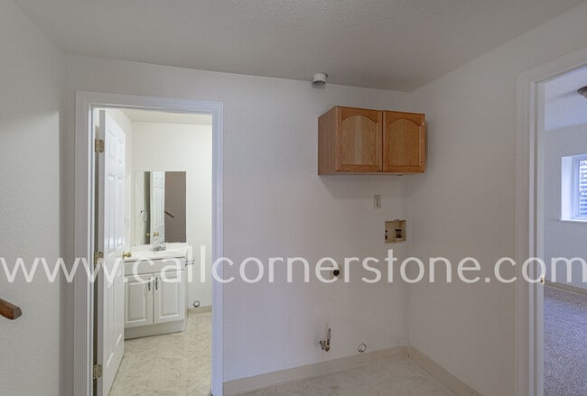 Building Photo - 940 Royal Crown Ln
