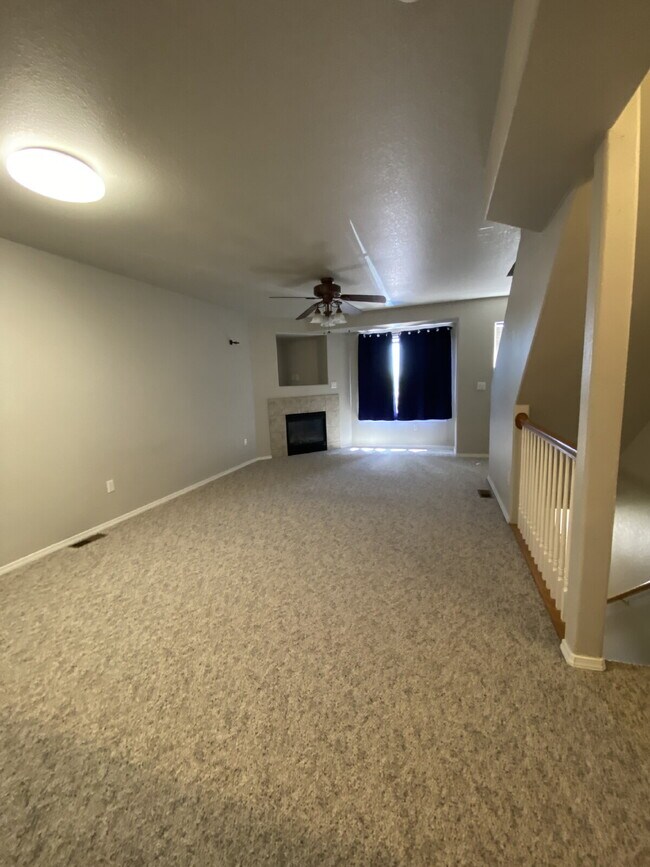 Building Photo - 3 bedroom townhouse westside - Mesa Valley