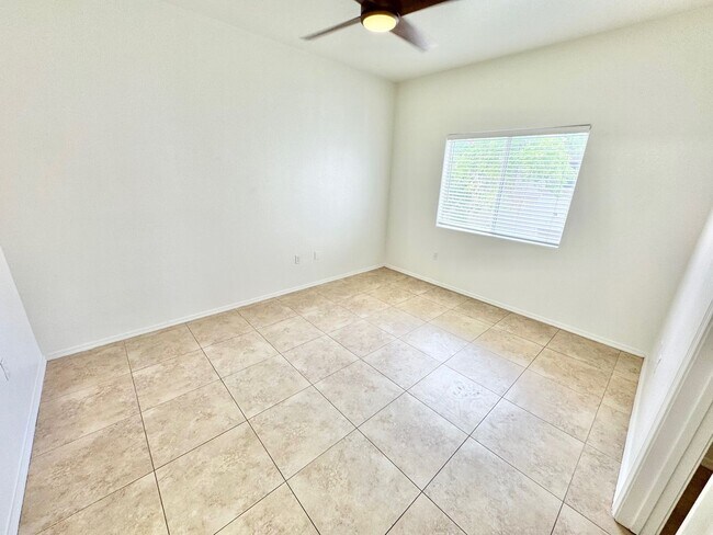 Building Photo - SPACIOUS 3 BEDROOM, 2 BATHROOM UPGRADED CO...