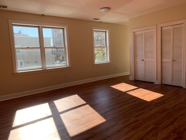 Building Photo - 528 47th St