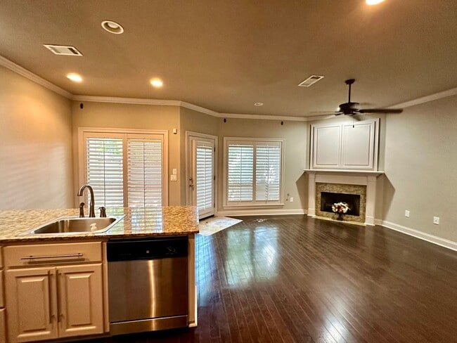 Building Photo - Beautiful 2 Bed/ 2.5 Bath Townhome In Gate...