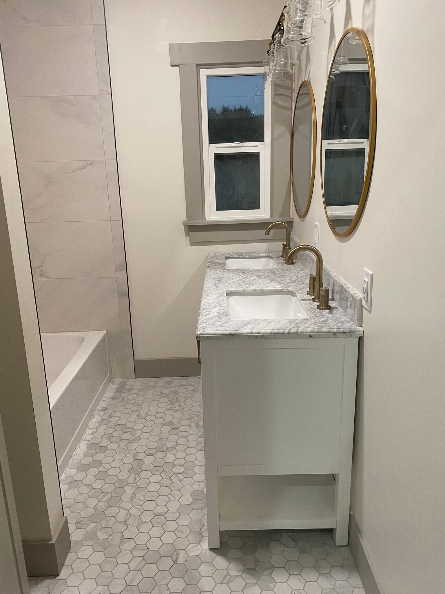 Main Bathroom - 1826 Lincoln Ave