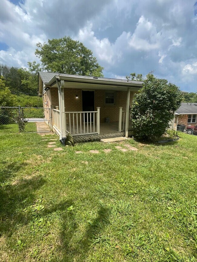Building Photo - Excellent 3 Bedroom Home Minutes from Down...