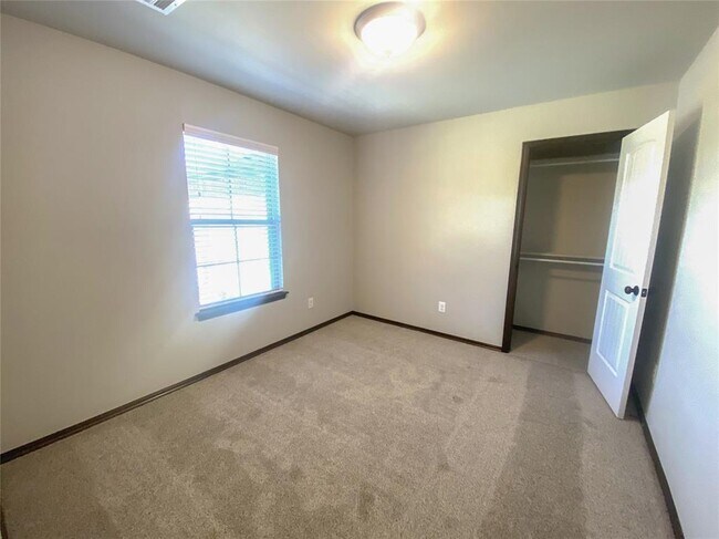Building Photo - 4200 Royal Garden Dr