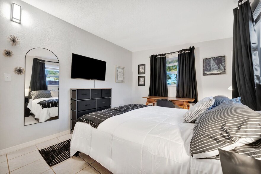 Building Photo - 5025 9th Ave S