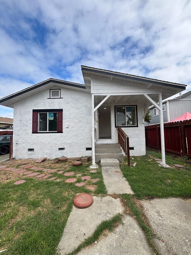 Building Photo - 54-1617