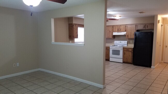 Building Photo - 2 bed 2 bath 2-plex with 1000 sf. and gara...