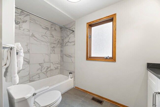 Building Photo - 2034 W Berteau Ave