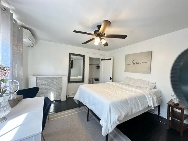 Building Photo - New Rochelle Fully Furnished Beauty