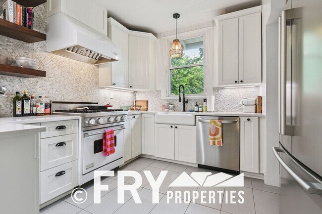 Building Photo - Classic Bungalow in Amazing Location