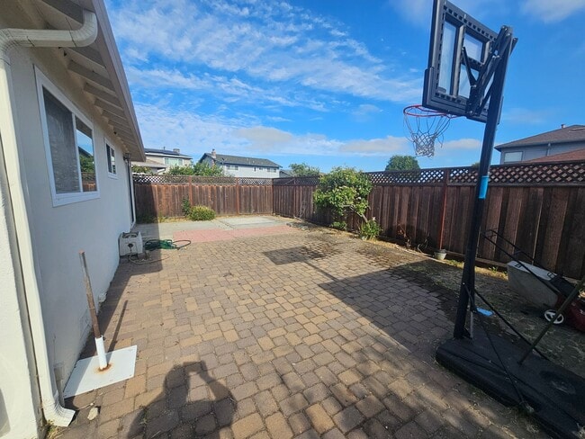 Building Photo - Charming Castro Valley Home: Spacious Livi...