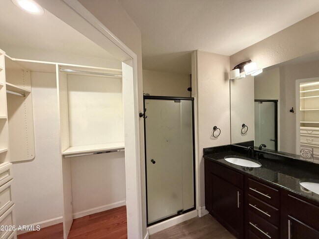 Building Photo - 5212 E Cambridge Ave