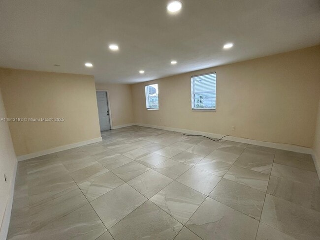 Building Photo - 610 E 8th Ave