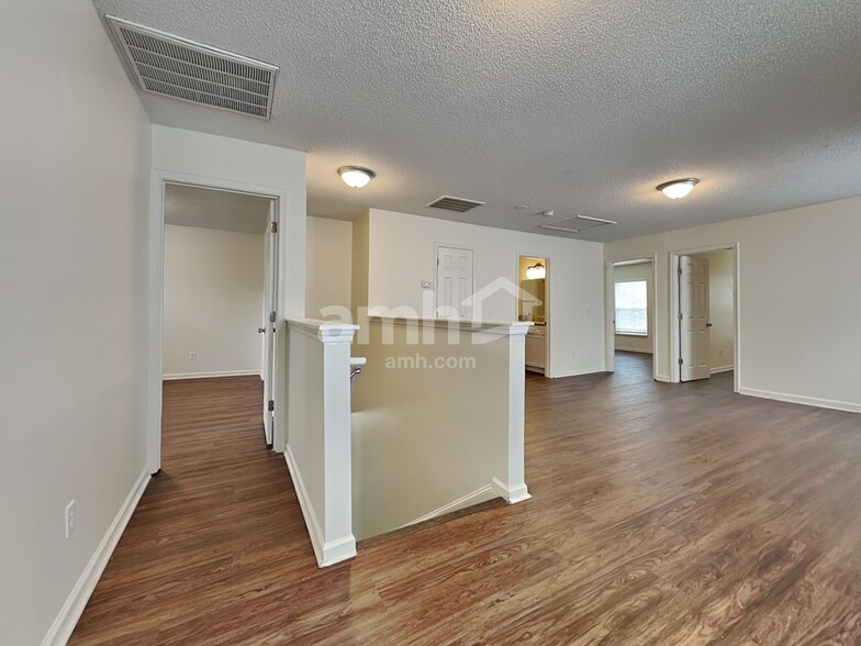 Building Photo - 5057 Thornton Dr