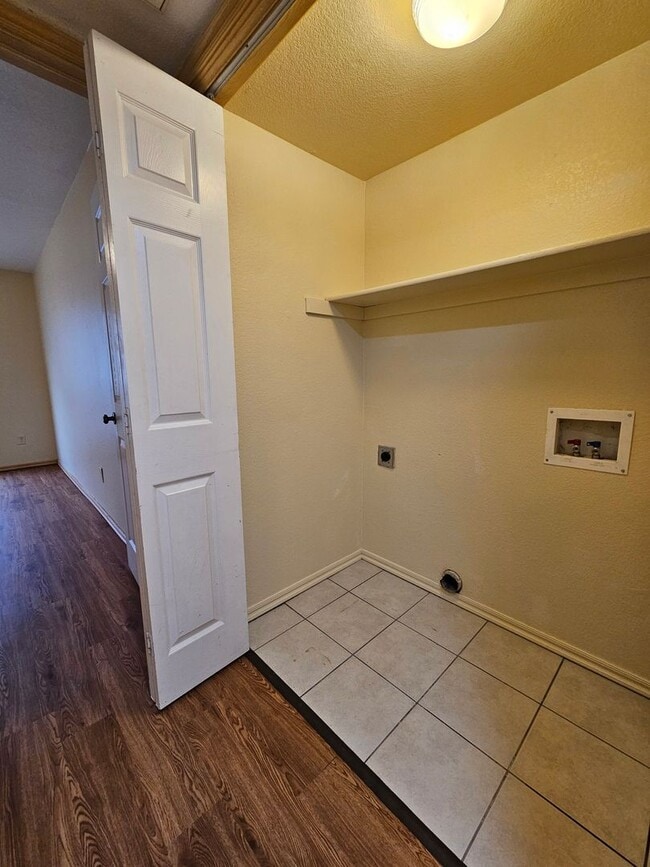 Building Photo - (4)Bed/(3)Bath in Moore w/ Shelter! Available NOW! Over 1700sqft!