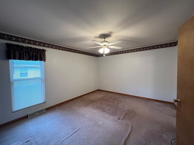 Building Photo - Twin Lakes 3 bedroom 2 bath across from th...