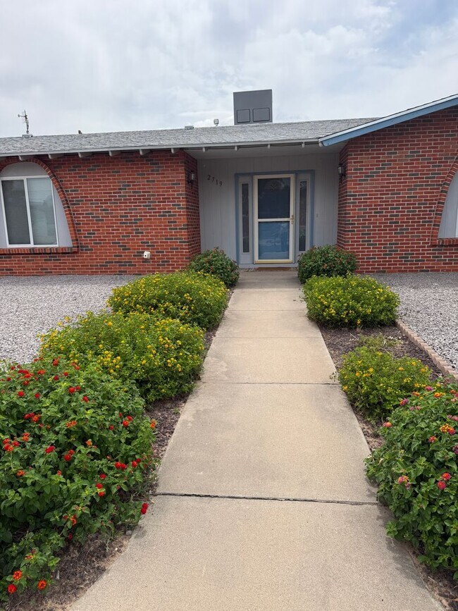 Building Photo - 2719 Topley Ave