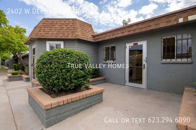 Building Photo - 2402 W Devonshire Ave