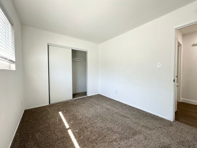 Building Photo - Beautiful three bedroom two bath home in Roseville!!