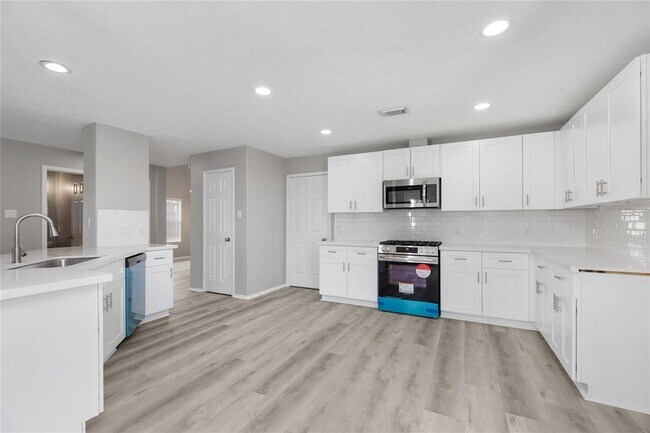 Building Photo - 20231 Niagara Falls Dr