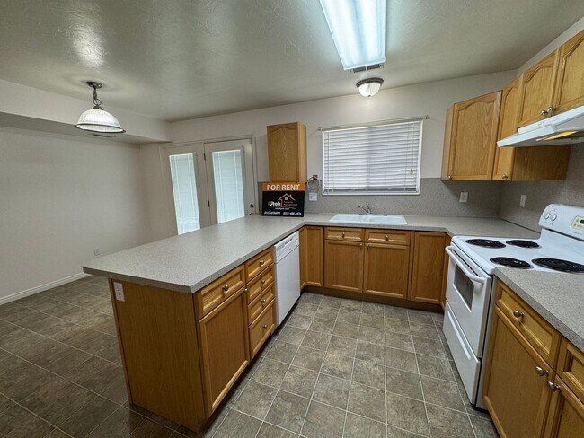 Building Photo - 298 E 2350 N