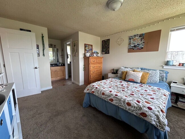 Building Photo - Large 4 Bedroom home with views of Bellingham Bay and Garage