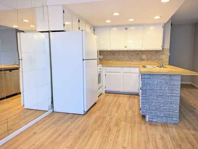 Building Photo - 2133 N Ginger Creek Cir