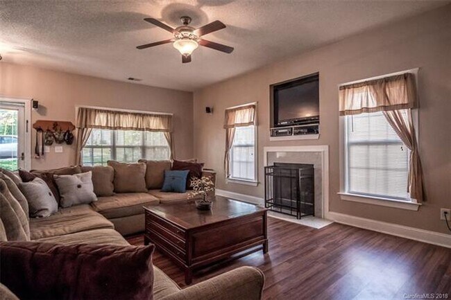 Building Photo - Charming 3 bed 2.5 bath Home in Huntersville!