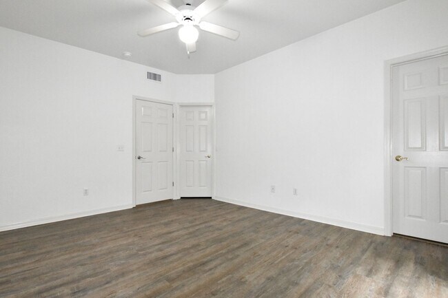 Building Photo - 436 NW 50th Blvd. (Monticello at Millpond)