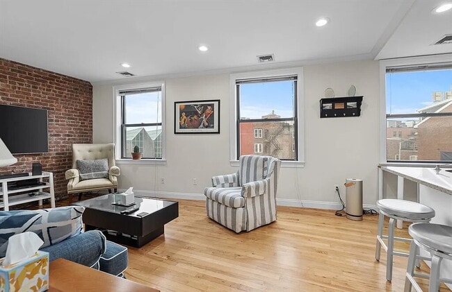 Building Photo - Bright & Spacious Unit with Natural Light