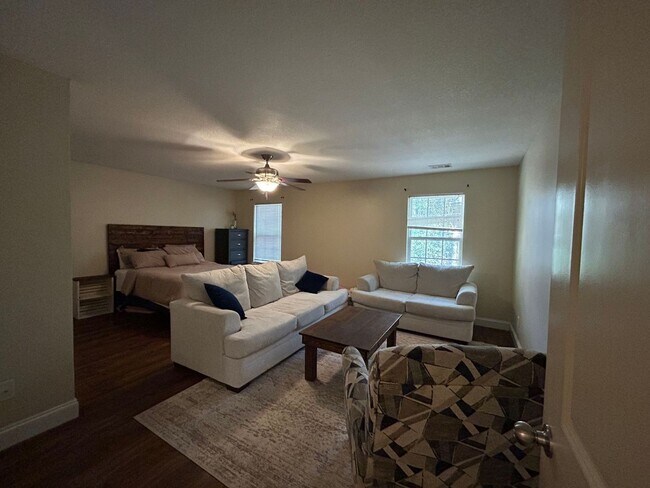 Building Photo - Bradley Point Residence for Rent - 4 Bedroom/2.5 Bath