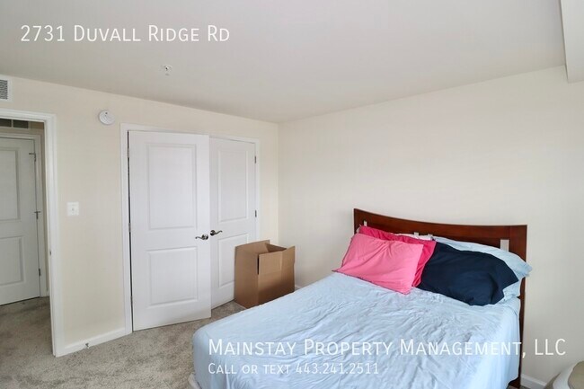 Building Photo - 2 Bedroom Plus DEN End Unit Townhome W Gar...