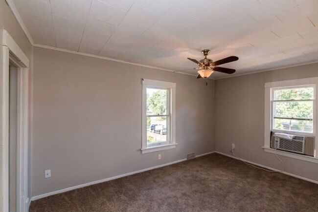 Building Photo - 423 4th Ave SE