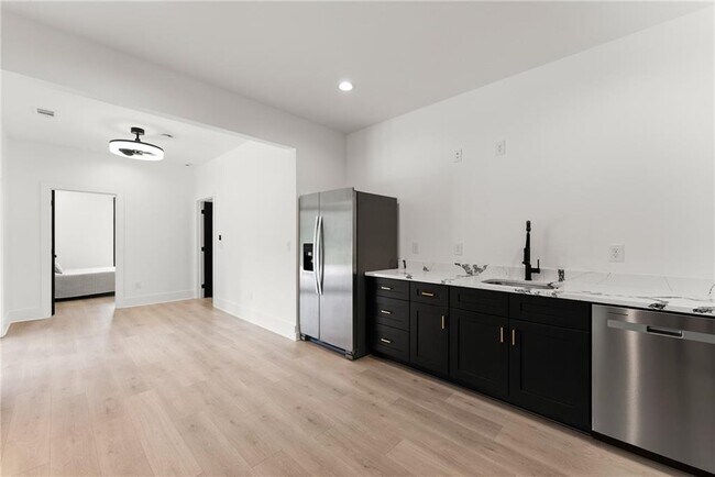 Building Photo - 151 S Pointe Dr