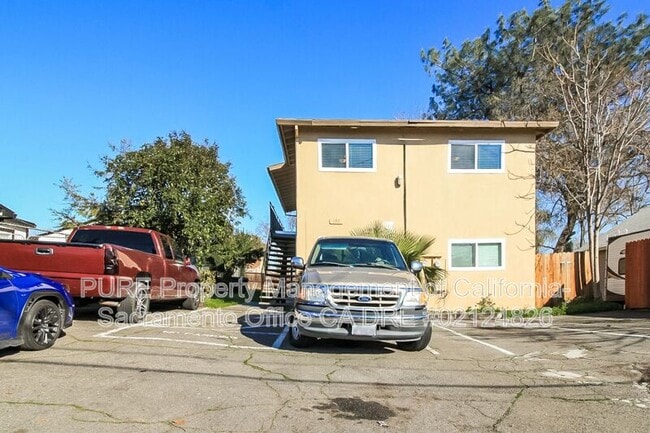 Building Photo - 130 Elm St