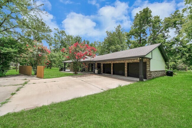 Building Photo - 4126 Pecan Bend Dr