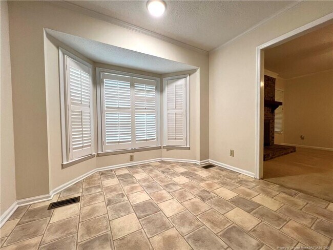 Building Photo - 6017 Lakeway Dr