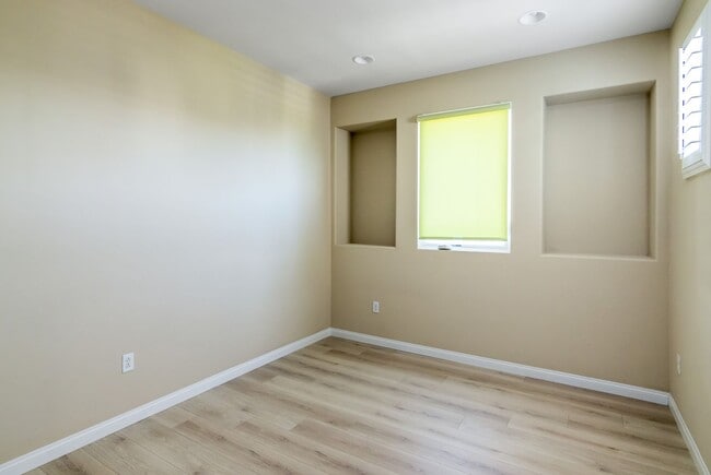 Building Photo - Updated 4-Bedroom Townhouse in Prime Porte...