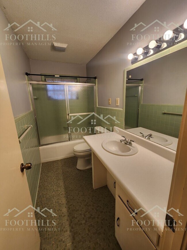 Building Photo - 2013 Boul Hts