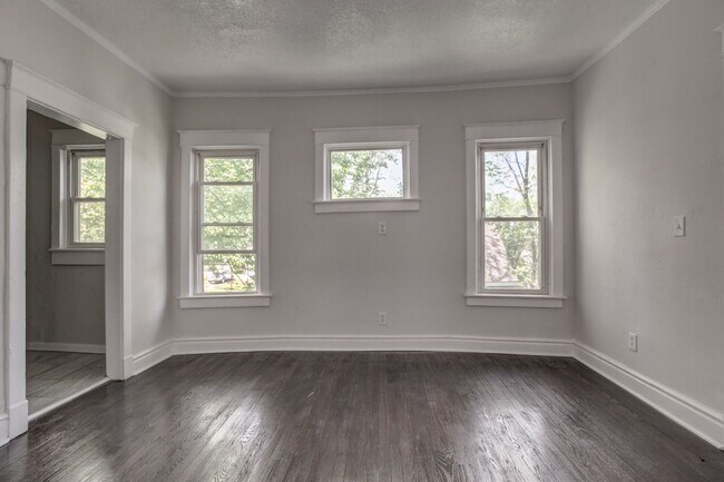 Building Photo - 3233 Park Ave