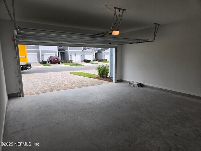 Building Photo - 207 Brandon Lks Dr
