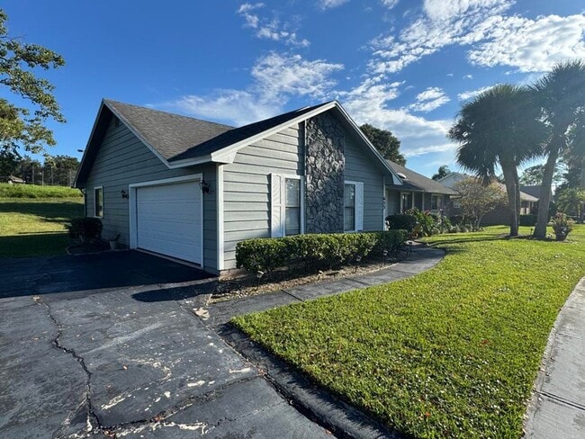 Building Photo - 3/2 in Pelican Bay