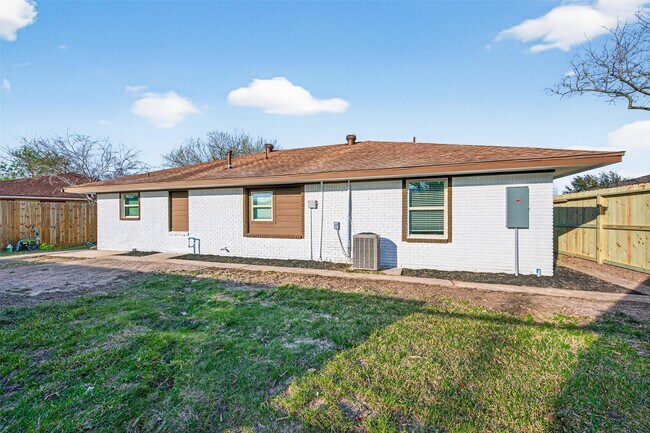 Building Photo - 6621 Jason St