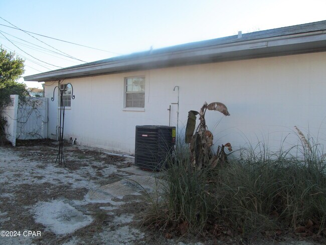 Building Photo - 5104 Beach Dr