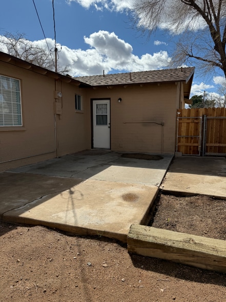 Building Photo - 2237 Davis Ave