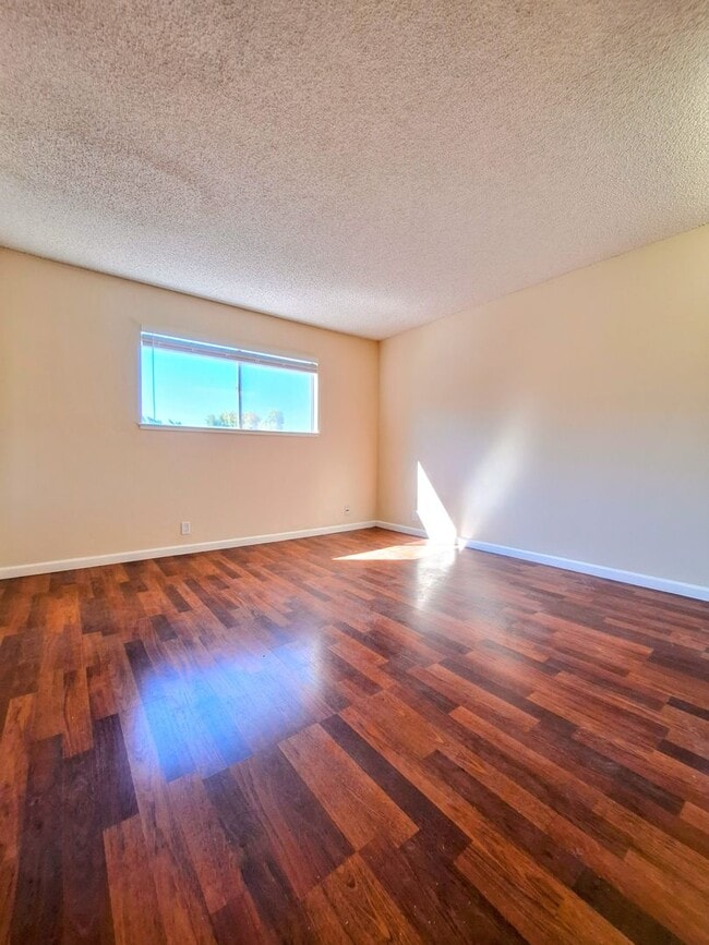 Building Photo - Beautifully Remodeled Second Floor Condo A...