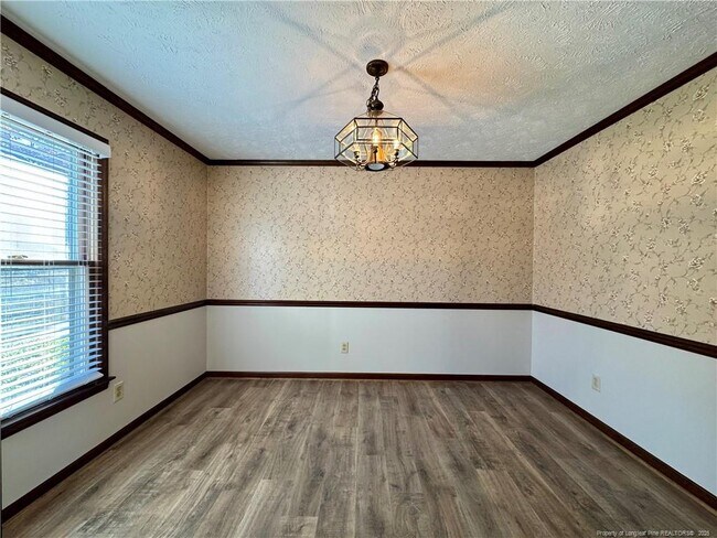 Building Photo - 389 Conifer Dr