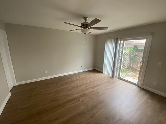 Building Photo - 3 Bed, 2 Bath First Floor Condo in Central...