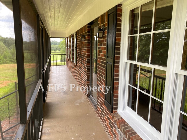 Building Photo - 583 S Holcomb Rd SW